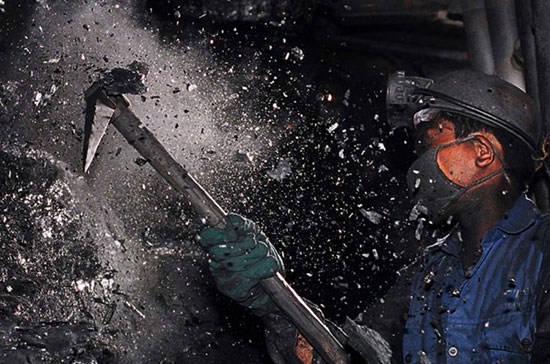 TKV hiện có 88 đơn vị, gồm công ty mẹ có 22 chi nhánh, ban quản lý dự án và văn phòng đại diện; 23 công ty do TKV sở hữu 100% vốn, 32 công ty cổ phần, 7 đơn vị sự nghiệp, 4 công ty ở nước ngoài và 10 công ty liên kết - Ảnh: Reuters.