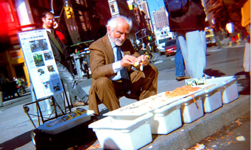 Thành triệu phú đô la nhờ bán hàng rong trên phố