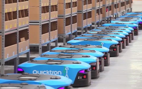 Hãng vận tải Cainiao và trang thương mại điện tử Tmall của Alibaba sở hữu nhà kho có lượng robot AGV(thiết bị tự hành) lớn nhất tại Trung Quốc. Các robot này có thể nâng lượng hàng hóa lên tới 500kg, tự sạc pin và giúp giảm 3 lần thời gian làm việc của nhân viên kho - Nguồn: Alizila, Tech In Asia.<br>