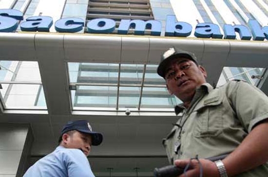 Bên ngoài một chi nhánh của Sacombank - Ảnh: TT.