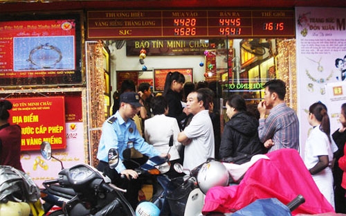 <span style="font-family: 'Times New Roman'; font-size: 15px;">Thị trường vàng đã xuất hiện những giao dịch cỡ lớn trong dân cư, từ 200 - 300 lượng, thậm chí 500 lượng</span>