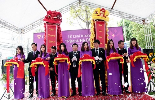 Tổng giám đốc TPBank Nguyễn Hưng cắt băng khai trương TPBank Hà Đông.