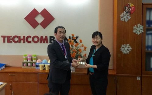 Tính đến 3/2/2016, đã có 18 khách hàng may mắn nhận giải thưởng 1 lượng 
vàng khi tham gia gửi tiết kiệm, sử dụng thẻ tín dụng và đăng ký vay tại
 Techcombank.
