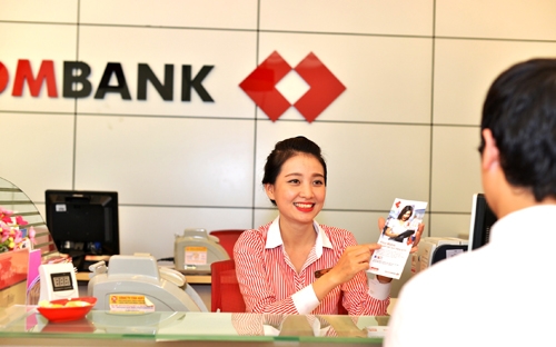 Khách hàng giao dịch tại Techcombank.