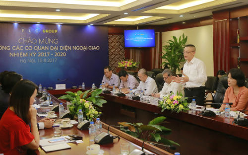 Phát biểu trong buổi gặp mặt, Đại sứ Vũ Quang Minh cho biết, ngoại giao kinh tế luôn được Chính phủ và Bộ Ngoại giao xác định là một trong những trụ cột trọng tâm của phát triển kinh tế.