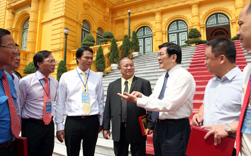 Chủ tịch nước Trương Tấn Sang trao đổi với một số doanh nhân trong đoàn đại biểu Hội Doanh nhân trẻ sáng 31/8 - Ảnh: TT.<br>