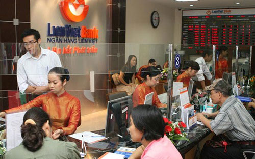 Khách hàng giao dịch tại LienVietPostBank.<br>