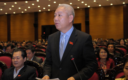 Đại biểu Trần Văn (Cà Mau) cho rằng cần xem xét, bổ sung vào luật các 
quy định về kế hoạch đầu tư dài hạn đối với những dự án lớn mang tính 
chiến lược, thực hiện trong nhiều năm phù hợp với chiến lược phát triển 
kinh tế - xã hội 10 năm và lâu hơn nữa.