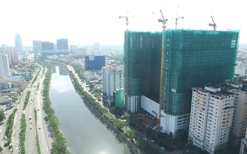 TNR GoldView được toạ lạc ở Bến Vân Đồn, chỉ cách quận 1 đúng một con sông Bến Nghé với nhiều cây cầu hiện đại bắc ngang.