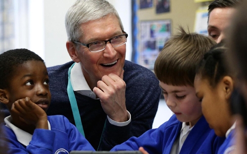 Tim Cook trong một chuyến thăm tới trường tiểu học cộng đồng Woodberry Down tại Harringay, phía bắc London (Anh).