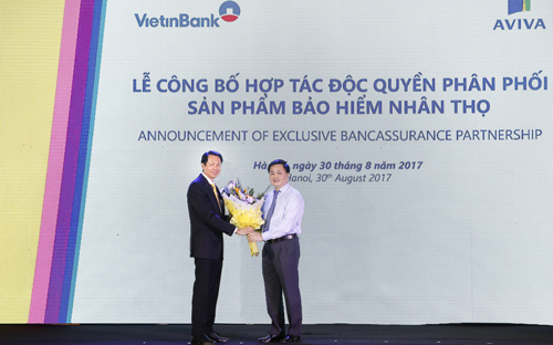 Trong chiến lược dài hạn Aviva Việt Nam vừa công bố, Vietinbank vẫn tiếp
 tục trở thành đối tác phân phối độc quyền dài hạn sản phẩm của hãng bảo
 hiểm Anh Quốc này tại Việt Nam.