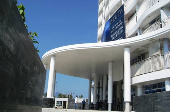 Azura nằm trong Trung tâm Thương mại Quốc tế Đà Nẵng, bên cạnh sông Hàn.