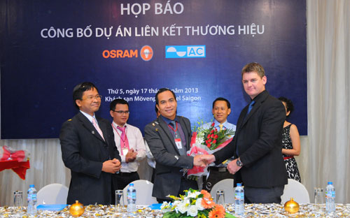 "Sản phẩm liên kết mang thương hiệu OSRAM – AC không những có tính năng 
tiết kiệm điện mà còn có chất lượng ánh sáng tốt, giảm khí thải CO2 nhằm
 bảo vệ môi trường". <br>