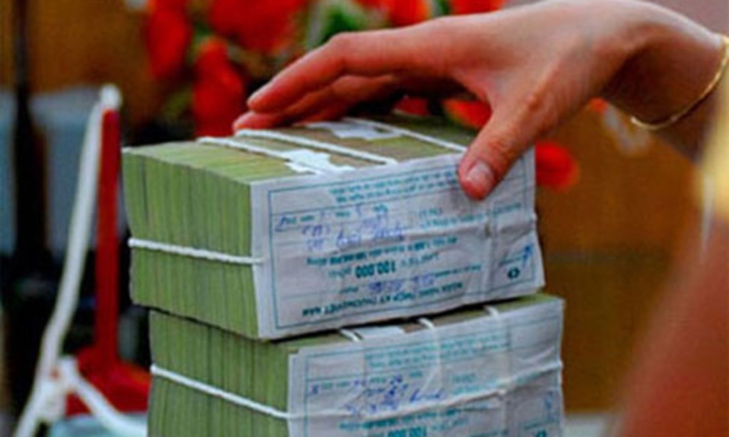 Báo cáo của Chính phủ cho biết, tổng thu cân đối ngân sách Nhà nước 4 
tháng ước đạt 244.100 tỷ đồng, bằng 29,9% dự toán, tăng 2% so với cùng 
kỳ năm 2012. 