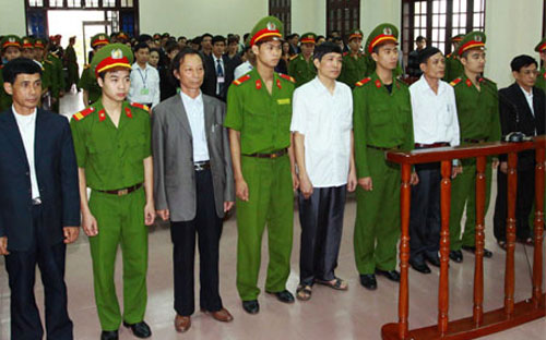 Các bị cáo tại ngày xét xử thứ 2 phiên tòa sơ thẩm xét xử công khai vụ án “Hủy hoại tài sản” và “Thiếu trách nhiệm gây hậu quả nghiêm trọng”, xảy ra tại xã Vinh Quang, huyện Tiên Lãng - Ảnh: TTXVN. <br>