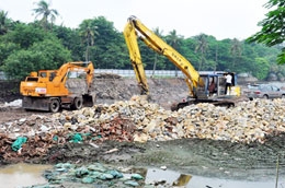 Hồ Bảy Mẫu đang được cải tạo - Ảnh: Đàm Duy.