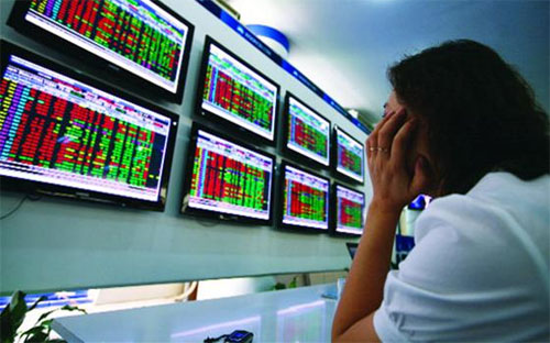 Cổ phiếu của những doanh nghiệp bất động sản thiếu vốn lưu động trầm 
trọng và dòng tiền kinh doanh đang suy giảm mạnh mà không huy động được 
thêm vốn, kể cả việc phát hành thêm cổ phiếu hoặc trái phiếu (hiện đang 
rất khó khăn), sẽ rất khó ngóc đầu dậy - Ảnh minh họa.<br>