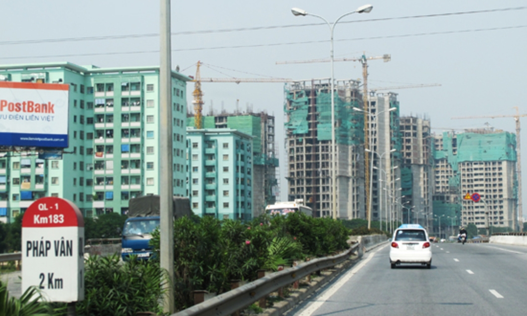 Việc tín dụng liên tục tăng trưởng mạnh, đổ vào lĩnh vực đầu cơ bất động sản, được ví như thêm củi khi bếp đang sôi - Ảnh: Anh Quân.