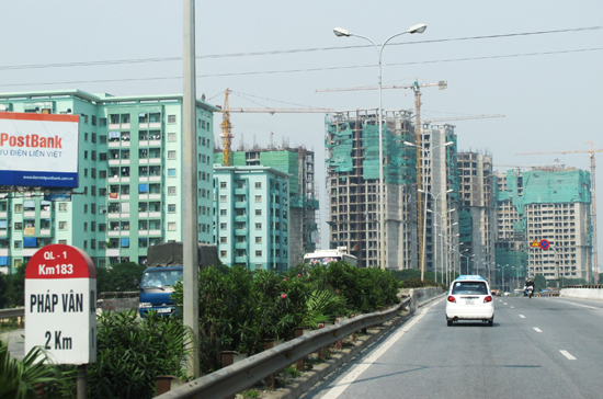 Việc tín dụng liên tục tăng trưởng mạnh, đổ vào lĩnh vực đầu cơ bất động sản, được ví như thêm củi khi bếp đang sôi - Ảnh: Anh Quân.