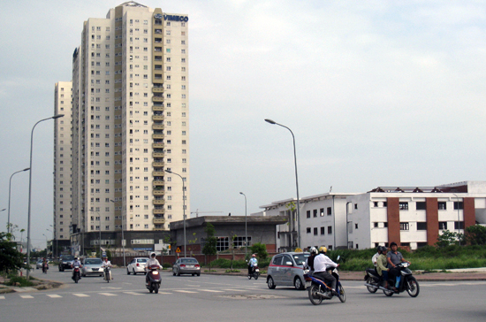 Các doanh nghiệp vẫn đổ lỗi cho siết tín dụng khiến cho đầu vào lẫn đầu ra thị trường bất động sản gặp khó khăn.