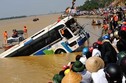 Chiếc xe bị lũ cuốn được trục vớt trong ngày 21/10 - Ảnh: T.T.D/Tuổi trẻ.