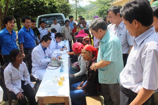 Được hưởng lợi nhiều nhất trong việc tăng giá dịch vụ y tế là người nghèo, đối tượng chính sách có thẻ bảo hiểm y tế.<br>