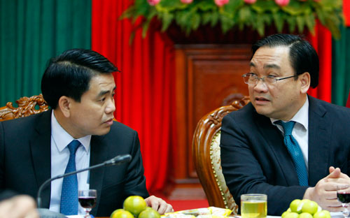 Bí thư Thành uỷ Hà Nội Hoàng Trung Hải (phải) và Chủ tịch UBND thành phố Nguyễn Đức Chung tại buổi giao ban báo chí chiều 23/2.<br>