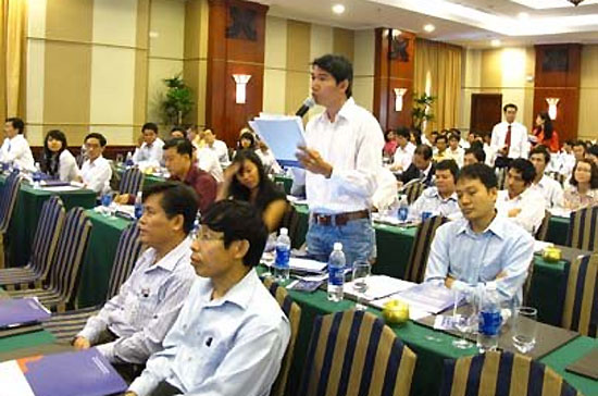 Các khoản nợ của Vinashin được nhà đầu tư đưa ra trao đổi với lãnh đạo BIDV tại buổi roadshow trước thềm IPO - Ảnh: TBKTSG.