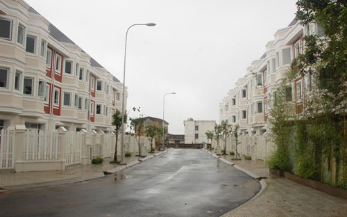 Dự án Khu dân cư Bảo Lộc gồm 50 căn nhà liền kề (nhà phố) có diện tích đất từ 85,01 - 162,46m2, cao 3 - 4 tầng.