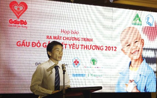  Về với Asia Foods, với vị trí Phó tổng giám đốc phụ trách mảng kinh doanh, tiếp thị của Asia Foods, ông Minh là nhân vật chính của chiến dịch quảng bá “Gắn kết yêu thương” với nhãn hiệu Mì Gấu Đỏ, một chiến dịch gây nhiều tranh cãi sau TVC quảng cáo trên truyền hình, sau đó là Mì Gấu Yêu.