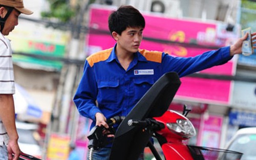 Phạt tiền từ 2 - 6 triệu đồng đối với hành vi niêm yết giá bán lẻ xăng 
dầu không đúng với giá do thương nhân đầu mối hoặc thương nhân phân 
phối quy định. 