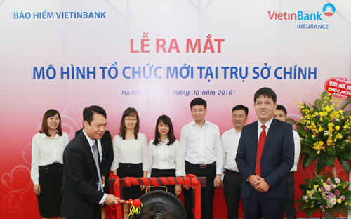 Ông Lê Tuấn Dũng - Tổng giám đốc VBI đánh chiêng ra mắt mô hình tổ chức mới.