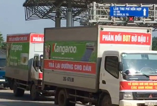 Tài xế diễu hành qua trạm BOT Bờ Đậu hôm 27/7.