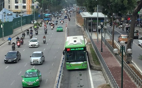 Theo phản ánh của báo chí, mỗi chiếc BRT của Hà Nội có giá đắt hơn chiếc xe cùng loại hiện nay gần 2 tỷ đồng.<br>
