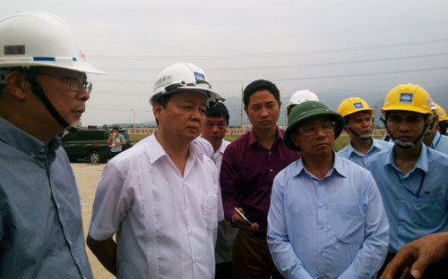 Bộ trưởng Bộ Tài nguyên và Môi trường Trần Hồng Hà (áo trắng) trong chuyến thị sát tại Vũng Áng ngày 28/4.<br>