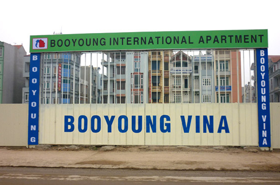 Dự án chung cư cao tầng Booyoung vẫn được quây tôn kín mít sau gần 5 năm khởi công.