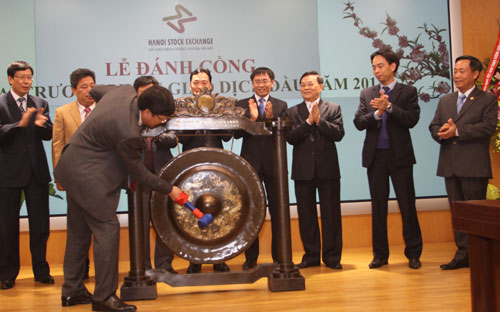 Chủ tịch Ủy ban Chứng khoán Nhà nước Vũ Bằng đánh cồng khai trương phiên giao dịch đầu năm 2013 của Sở Giao dịch Chứng khoán Hà Nội (HNX).