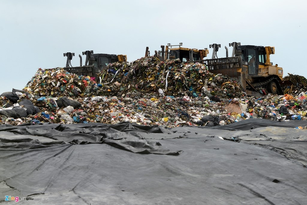 Tp.HCM hiện đang phải phủ bạt nhằm hạn chế mùi hôi thối phát ra từ bãi rác Đa Phước.<br>