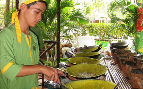 <br>Các quán Sài Gòn, dù trên vỉa hè dành cho khách bình dân hay du lịch
 “ba lô”, đến các nhà hàng, khu ẩm thực sang trọng đều có các loại bánh 
xèo làm theo “phong cách” khác nhau.