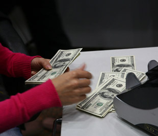 Thủ tướng Chính đã phủ phê duyệt hạn mức vay thương mại trung dài hạn nước ngoài của quốc gia năm 2009 là 4,7 tỷ USD - Ảnh: Việt Tuấn.