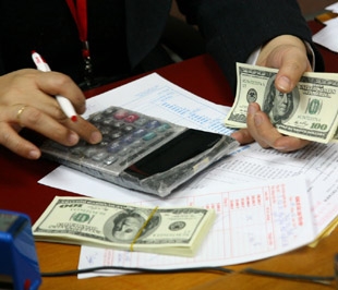 Theo Ngân hàng Nhà nước, quyết định trên sẽ giúp cho tỷ giá biến động hai chiều linh hoạt hơn, bám sát cung cầu ngoại tệ trên thị trường; đồng thời tạo điều kiện cho các ngân hàng và doanh nghiệp chủ động lập phương án sản xuất kinh doanh trong năm 2009 - Ảnh: Việt Tuấn.