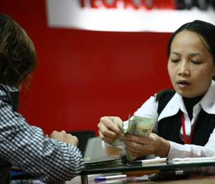 Vệc thực thi chủ trương cấp bù lãi suất hỗ trợ doanh nghiệp của Chính phủ một cách công bằng, minh bạch và hiệu quả cao chính là vai trò của Ngân hàng Nhà nước và các ngân hàng thương mại - Ảnh: Việt Tuấn.