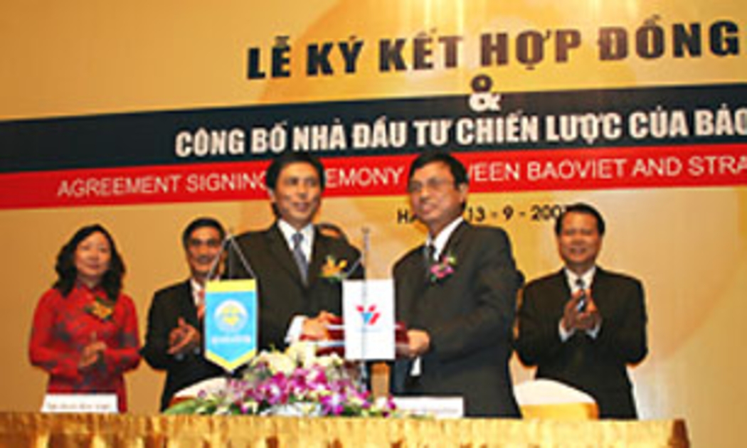 Lãnh đạo Bảo Việt và Vinashin ký hợp đồng đầu tư ngày 13/9/2007 tại Hà Nội.
