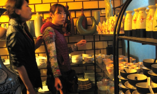 Làng nghề sau cơn suy thoái: Trường hợp Bát Tràng