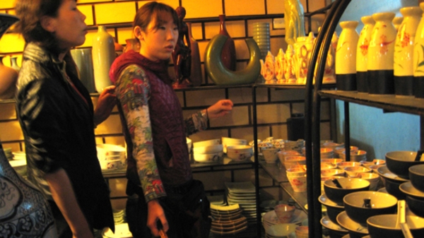 Làng nghề sau cơn suy thoái: Trường hợp Bát Tràng