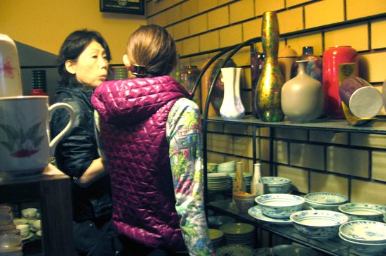 Khách Nhật Bản chọn mua đồ gốm tại một cửa hàng ở Bát Tràng - Ảnh: Anh Quân.