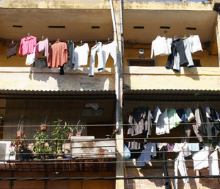 Hiện nay, nhu cầu cho mua nhà của người có thu nhập thấp là rất lớn - Ảnh: Việt Tuấn.