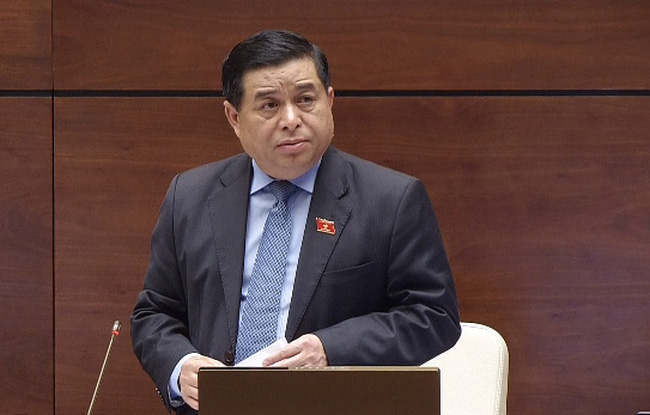 Bộ trưởng Nguyễn Chí Dũng đăng đàn trả lời chất vấn của các đại biểu Quốc hội.&nbsp;