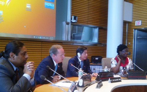 Bộ trưởng Bùi Quang Vinh (thứ hai từ phải sang) trong một hoạt động nhân chuyến thăm Mỹ.<br>