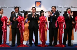 Bộ trưởng Bộ Công Thương Việt Nam Vũ Huy Hoàng và Cục trưởng Cục Doanh nghiệp Quốc tế Singapore cắt băng khai trương công ty.